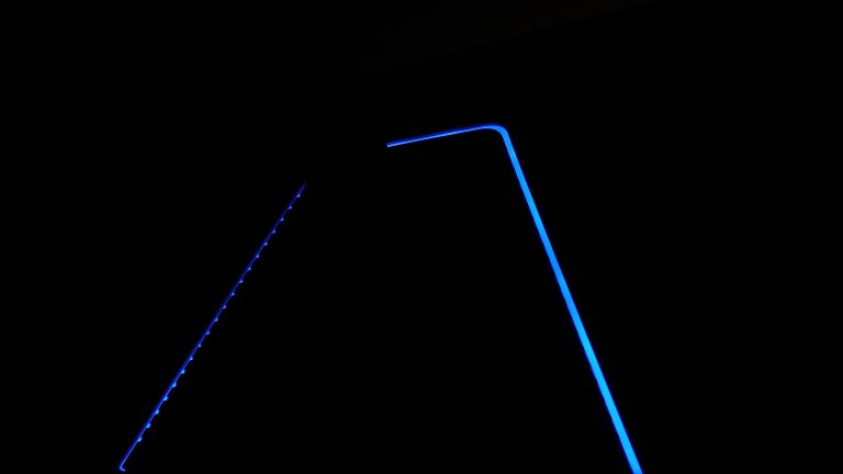 Dell G3223Q Rückwärtige Beleuchtung im Dunkeln